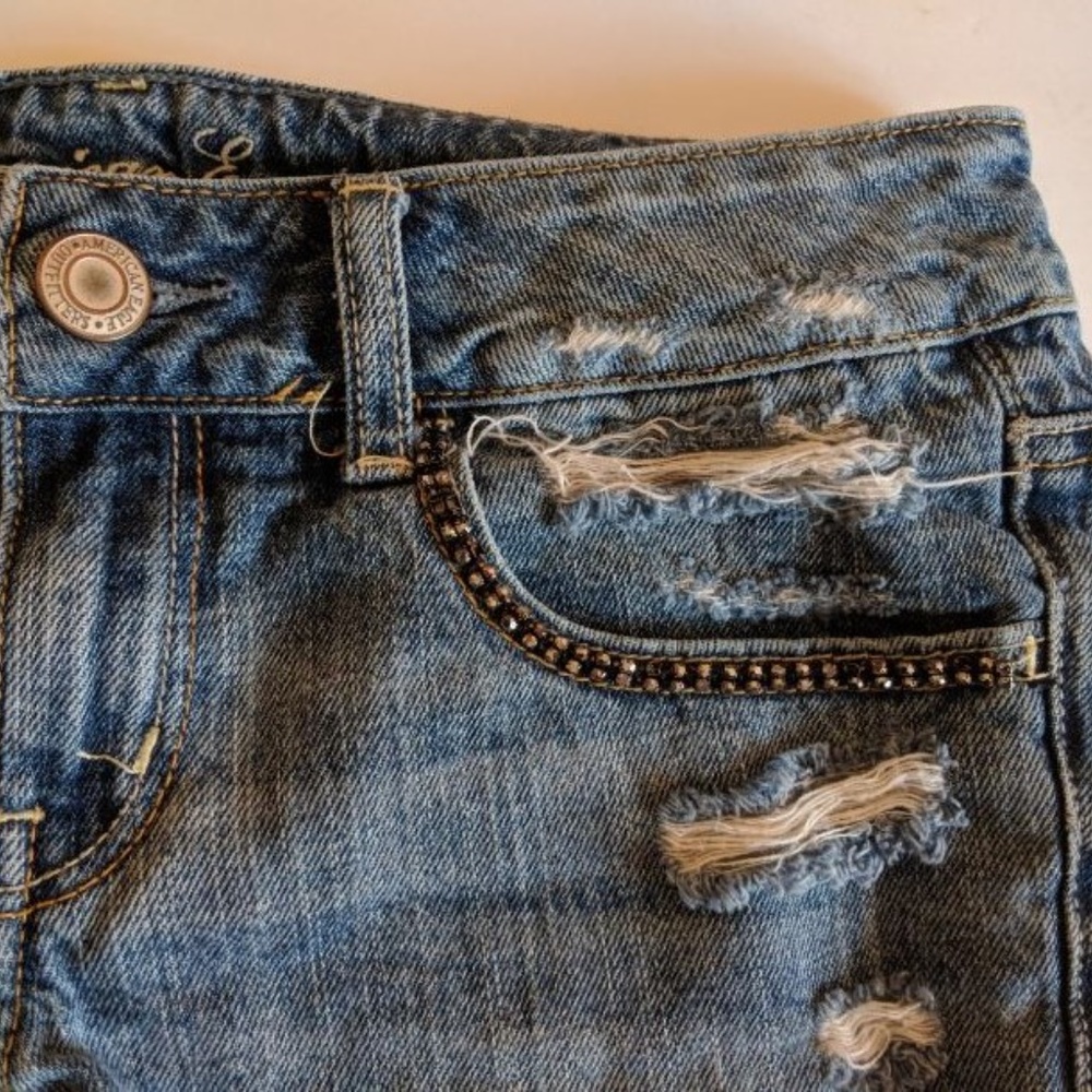American Eagle Distressed Cutoffs Size 2 - Picture 3 of 5